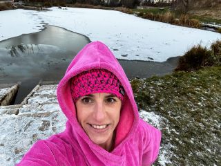 Těšíte se na otužovací sezónu? 💕🥶 Zahalte se do luxusního pohodlí s naším růžovým klasickým bambusovým pončem! 🌸🛁 Pro...