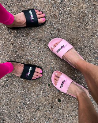 Parádní pantoflíčky na pláž i k bazénu 🩷🖤 Jako když najdeš 🤩